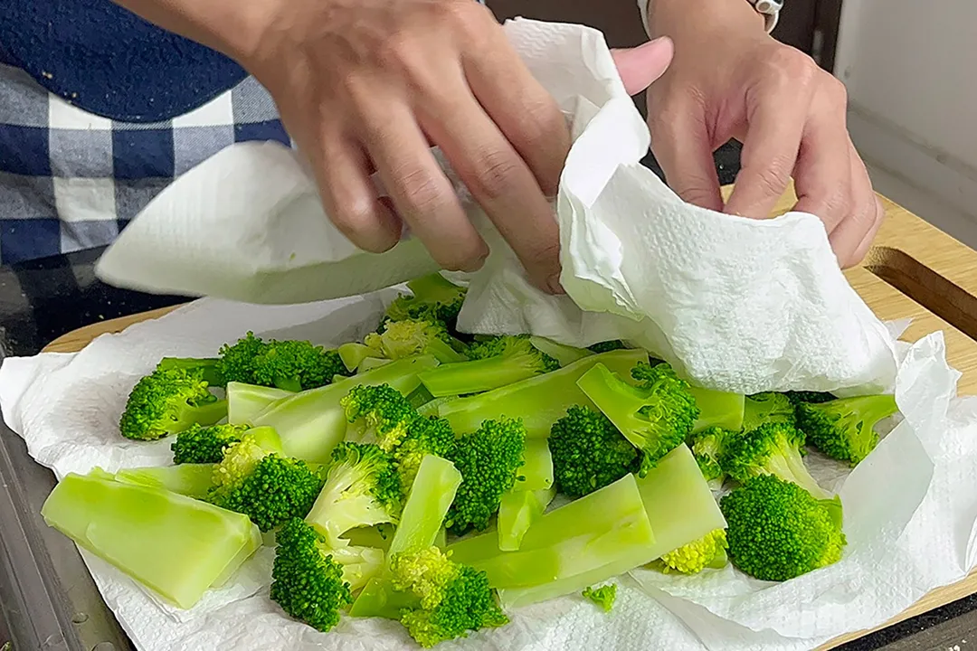 dry broccoli florets with paper towel