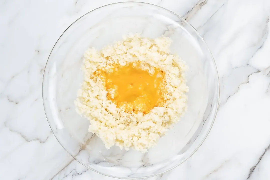 Mix the cauliflower rice with the egg