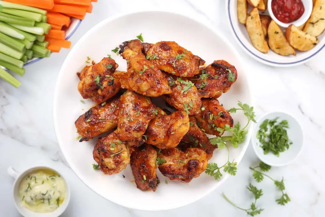 Enjoy the chicken wings hot with the mayo dip