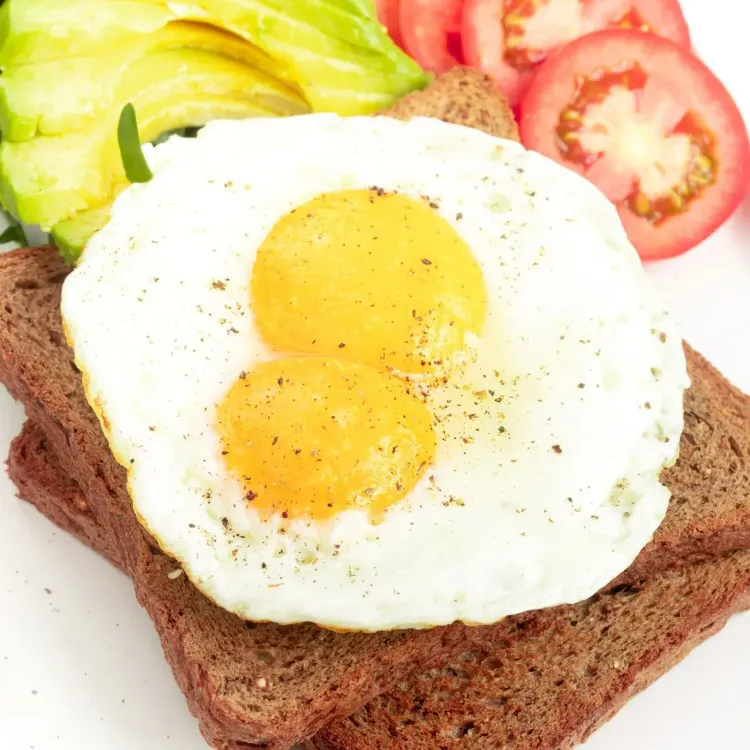 https://cdn.healthyrecipes101.com/recipes/images/eggs/is-sunny-side-up-safe-claurljag00h2df1b7gp38i4a.webp?w=750&h=750&q=80