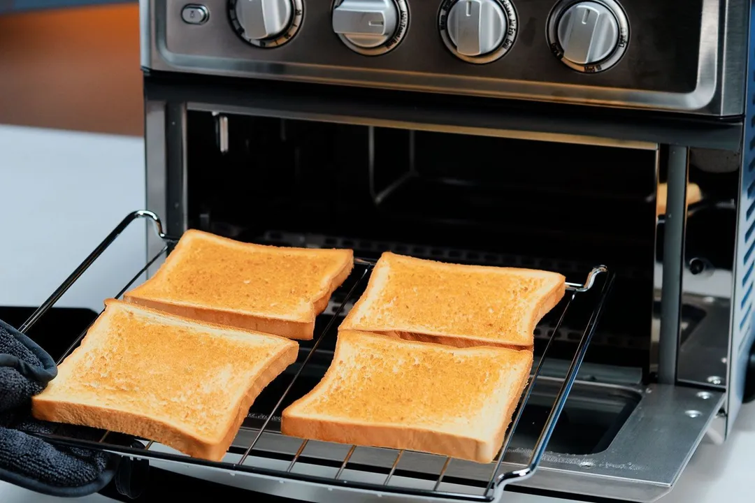 Cuisinart TOA-70 Air Fryer Toaster Oven Toast Test