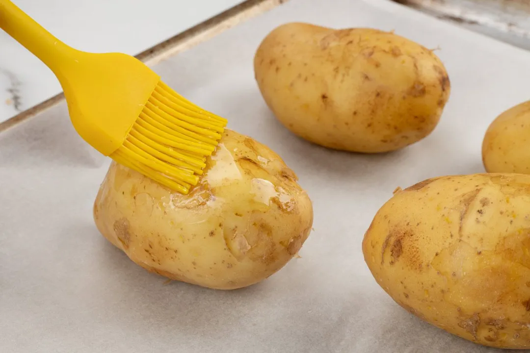 rub oil onto potatoes skin