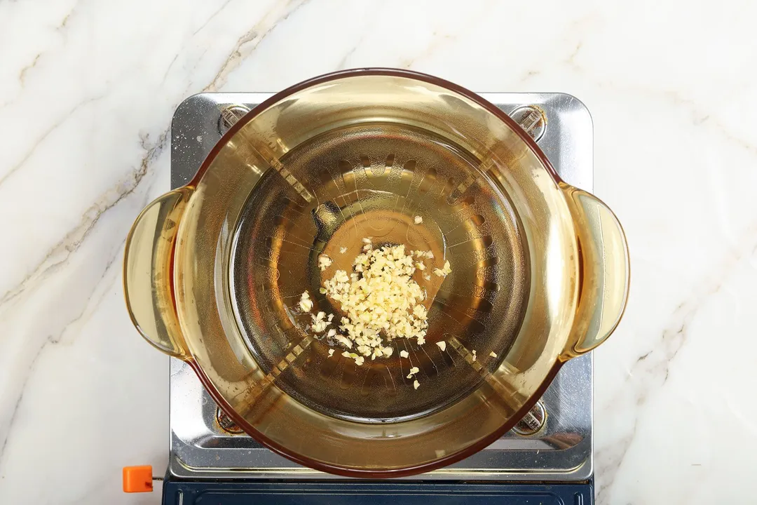 cooking garlic in a glass pot