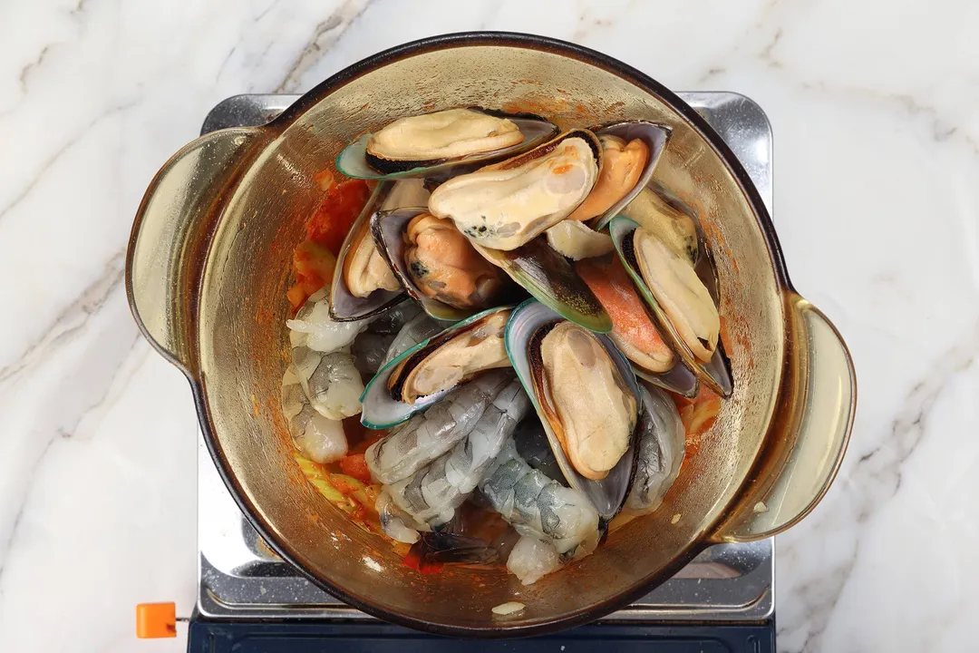cooking mussel and shrimp in a pot