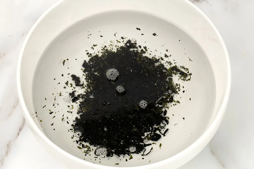 soak dried seaweed in water in a bowl
