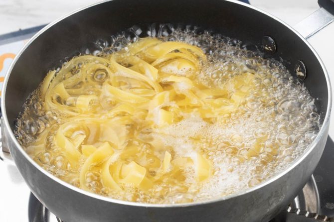 Cook the egg noodles and drain.