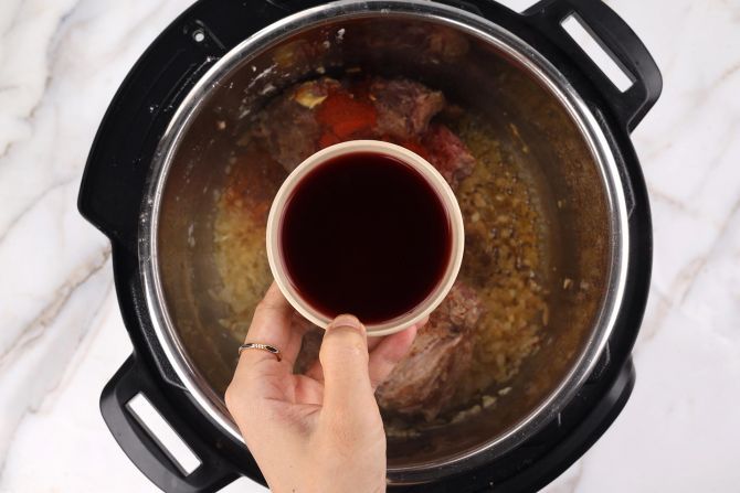 Glaze the pot with red wine