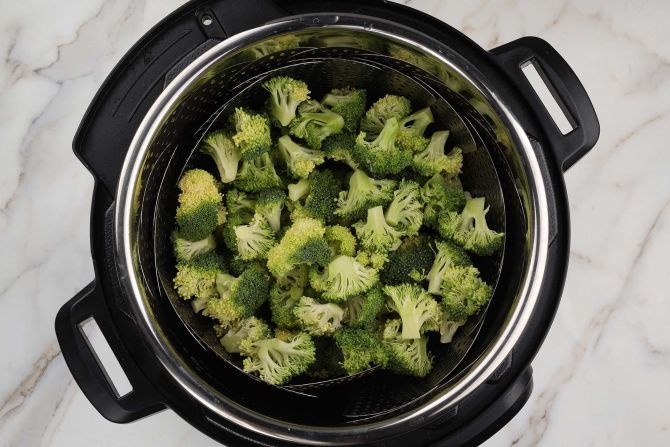 step 1: Steam the broccoli and release the steam