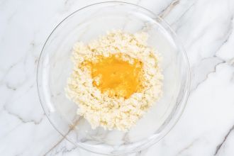 Mix the cauliflower rice with the egg
