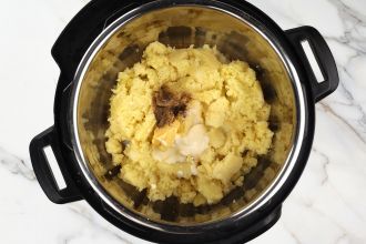 step 4: Return the mashed potatoes to the Instant Pot. Add the dairy and spices, then cook on the “Sauté” setting.