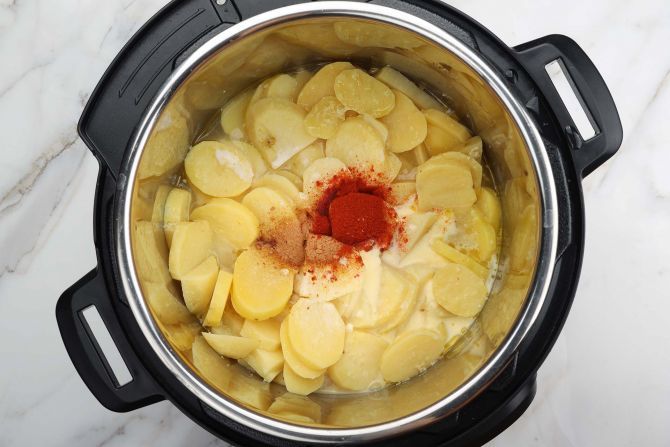 Cook the potatoes with the slurry, cream, and seasoning