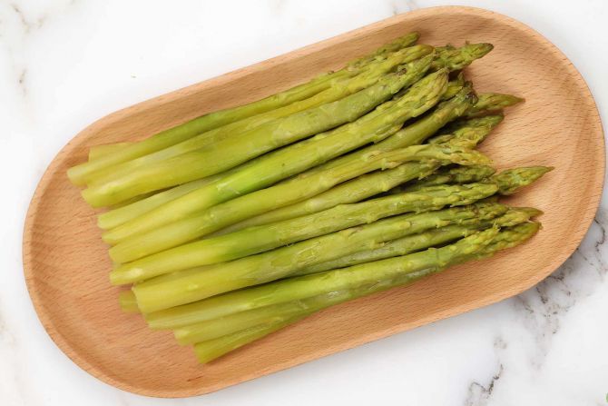 Step 2: Transfer the asparagus to a plate.
