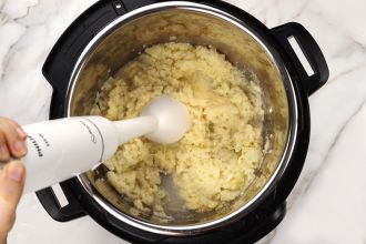 Step 4: Mash the cauliflower into a purée with a hand mixer until creamy and smooth.