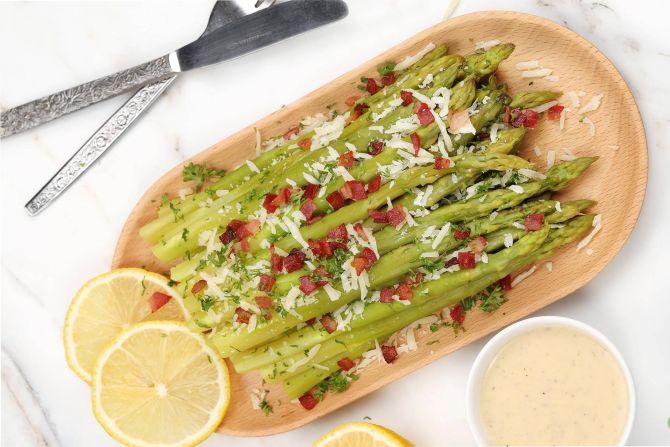 Step 5: Drizzle the sauce over the steamed asparagus and serve.