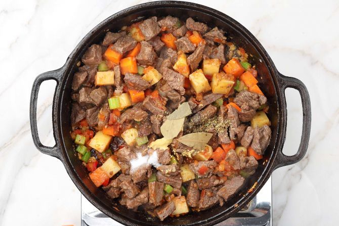 Return the browned beef to the pot along with the spices. Stir.