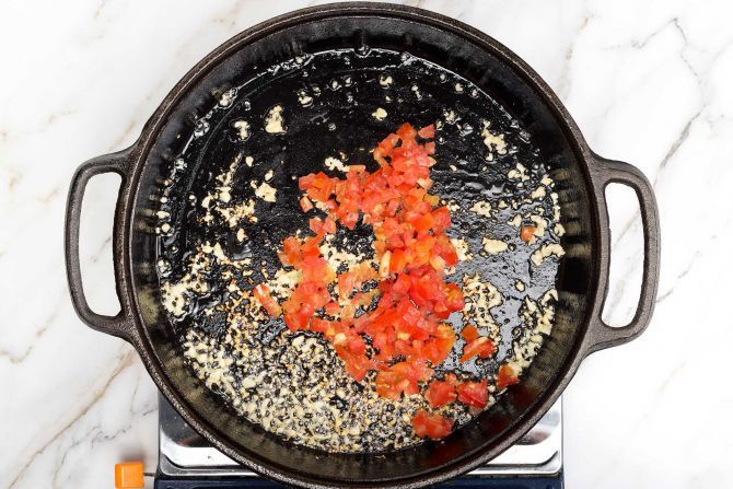 Step 3: Quickly sauté ginger and garlic with olive oil in the skillet for 30 seconds. Add tomatoes to sauté for 2 minutes.