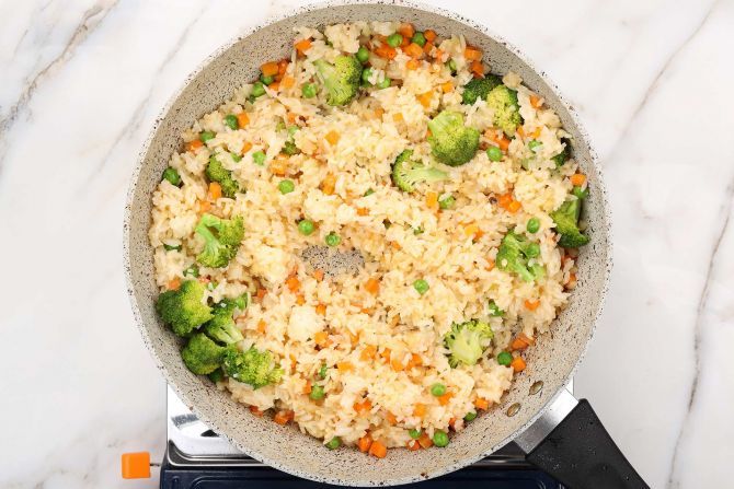 Step 5: Stir-fry the rice.