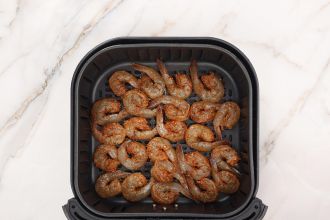 Step 2: Arrange the seasoned shrimp in the air frying basket in a single layer.