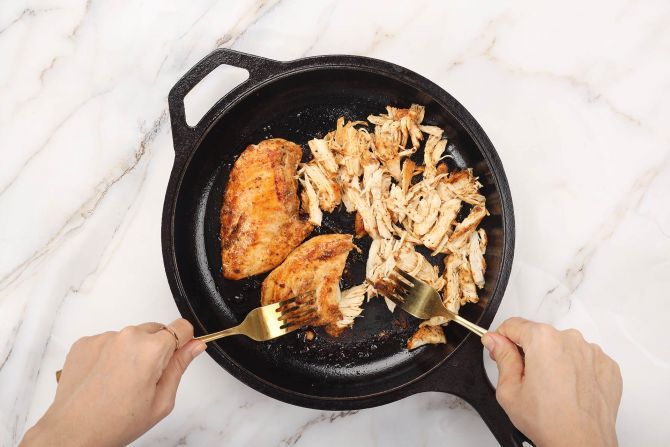 Step 3: Turn off the heat. Use two forks to shred the chicken into strips. Preheat the oven to 340℉.