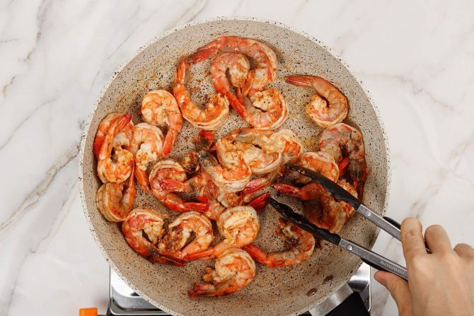 Step 3: Sauté the shrimp with seasoning.