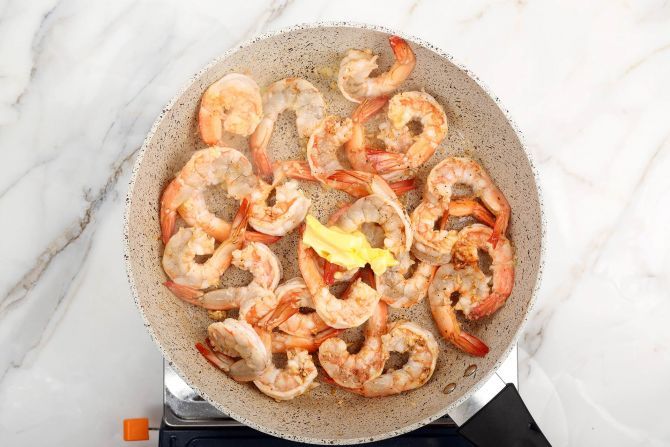 step 3: Add butter to sauté with the shrimp, then remove to a bowl and set aside.