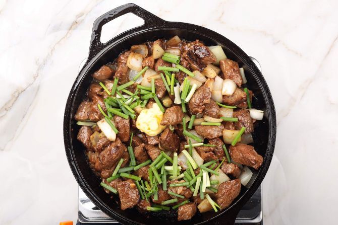 step 4: Combine the 2 portions of beef in the wok.