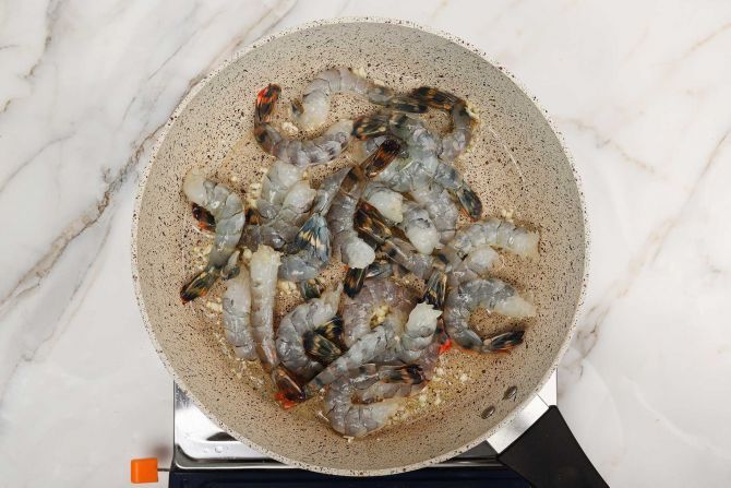 Step 4: Stir-fry the shrimp.