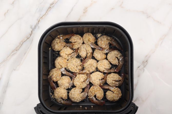 Step 6: Transfer the breaded shrimp to the frying basket. Air fry at 370℉ for 12 minutes.