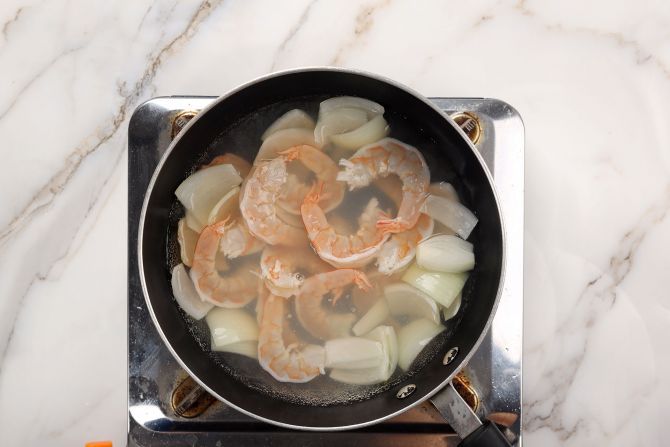 Step 2: When the water is boiling, add the shrimps to poach very quickly.