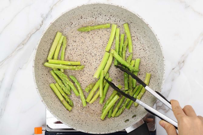 Step 2: Stir-fry the asparagus.