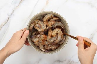 Step 1: Season the shrimp with seasoning and spices.
