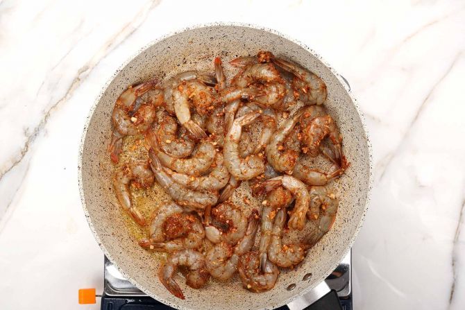 Step 3: Stir-fry the marinated shrimp.