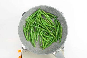step 2: Stir-fry green beans